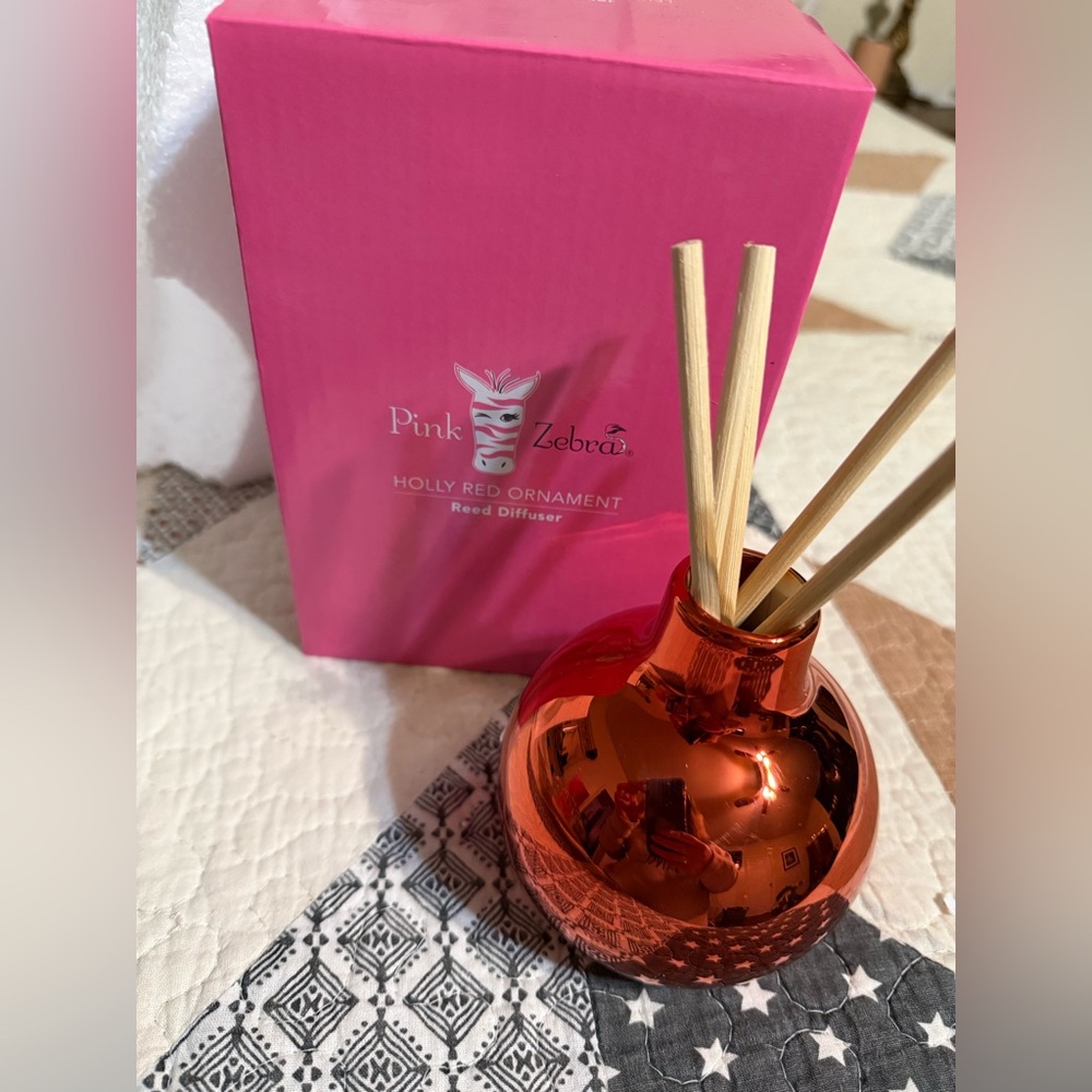 Pink Zebra Holly Red Ornament Diffuser